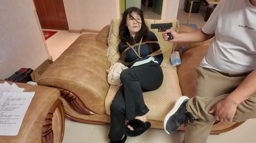 最后5秒 “宁死不招？杀手亮出她的宠物 女高管瞬间崩溃”