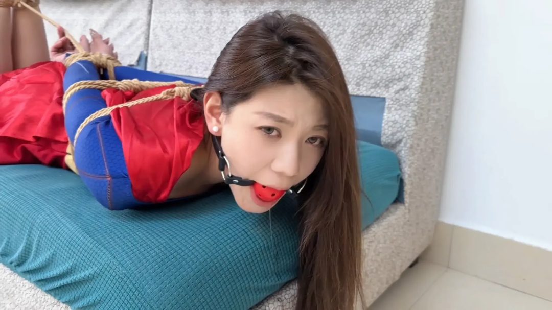 《灵儿女超人肉丝驷马放置》【驷马口球】【放置挣扎】【口水特写】【肉丝玉足】