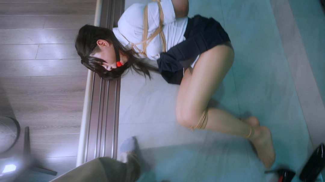 【噗叽】《小情侣劫难》女生带着自己的伪娘男友来体验，她说她男友一天不女装被绑就浑身难受，让他换上JK装肉丝麻绳捆绑，果然就开始发情，女生在旁边看着男友被我调教，我看得出她男友是很享受了..