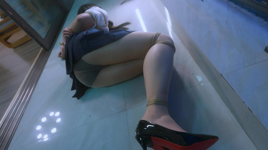 【噗叽】《小情侣劫难》女生带着自己的伪娘男友来体验，她说她男友一天不女装被绑就浑身难受，让他换上JK装肉丝麻绳捆绑，果然就开始发情，女生在旁边看着男友被我调教，我看得出她男友是很享受了..