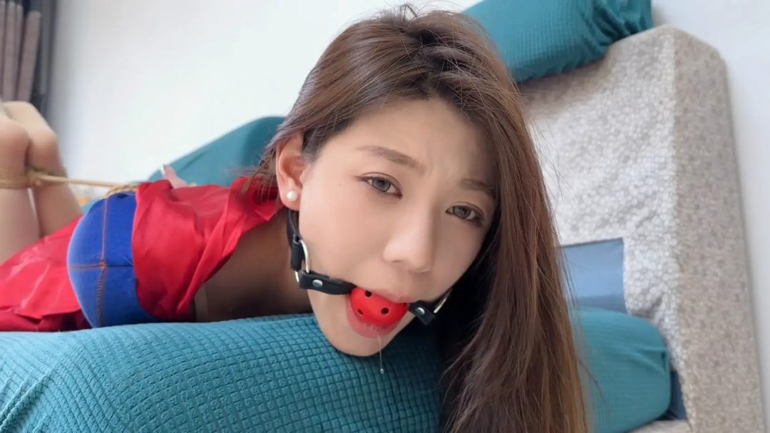 《灵儿女超人肉丝驷马放置》【驷马口球】【放置挣扎】【口水特写】【肉丝玉足】