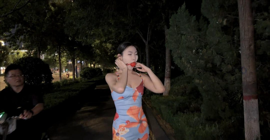 梦川定拍，雯雯户外，露背长裙，红白大口球，扎带绑手