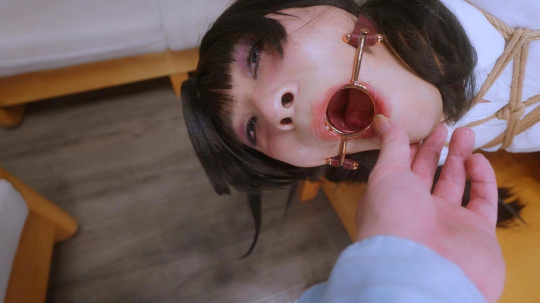【噗叽】《小情侣劫难》女生带着自己的伪娘男友来体验，她说她男友一天不女装被绑就浑身难受，让他换上JK装肉丝麻绳捆绑，果然就开始发情，女生在旁边看着男友被我调教，我看得出她男友是很享受了..