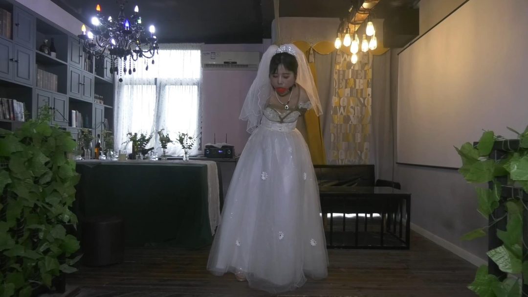 会所里捆绑婚纱女M