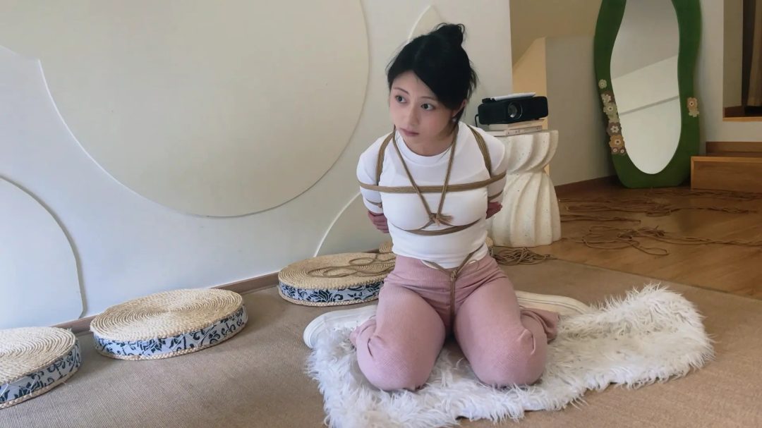 清纯小美女紧缚定拍—学生时代白月光的长相，身材出色，声音也非常好听的小姐姐，美的特别自然
