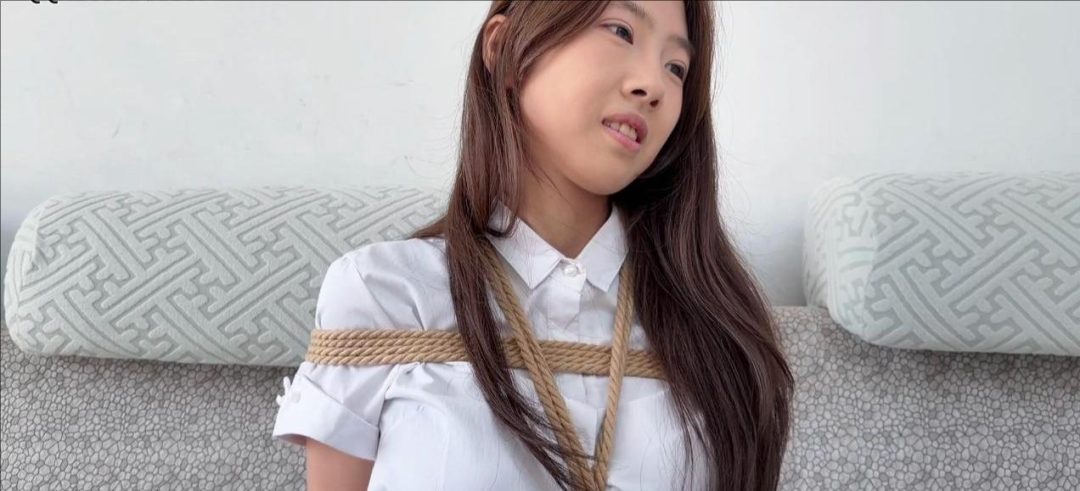 【扑克游戏】笑容看的让人心花怒放 小椰与朋友玩猜大小游戏 每输一次就要增加一道捆绑 直到最后看小椰会是什么反应