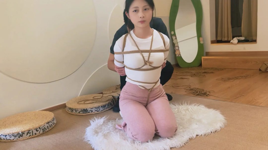 清纯小美女紧缚定拍—学生时代白月光的长相，身材出色，声音也非常好听的小姐姐，美的特别自然