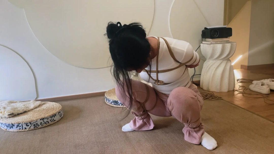 清纯小美女紧缚定拍—学生时代白月光的长相，身材出色，声音也非常好听的小姐姐，美的特别自然