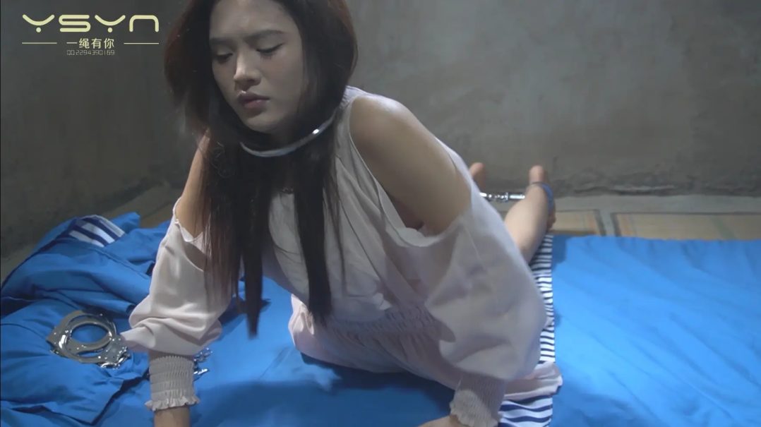 【禁锢铁羁】监房重犯柳依手脚铐铁锁工字镣加身放风辱骂看守被金属项圈驷马惩罚放置挣扎