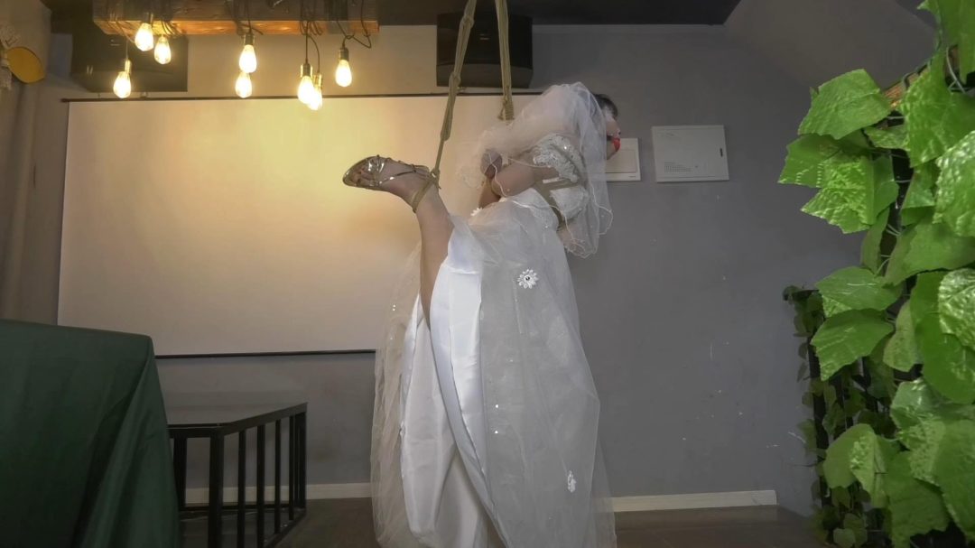 会所里捆绑婚纱女M