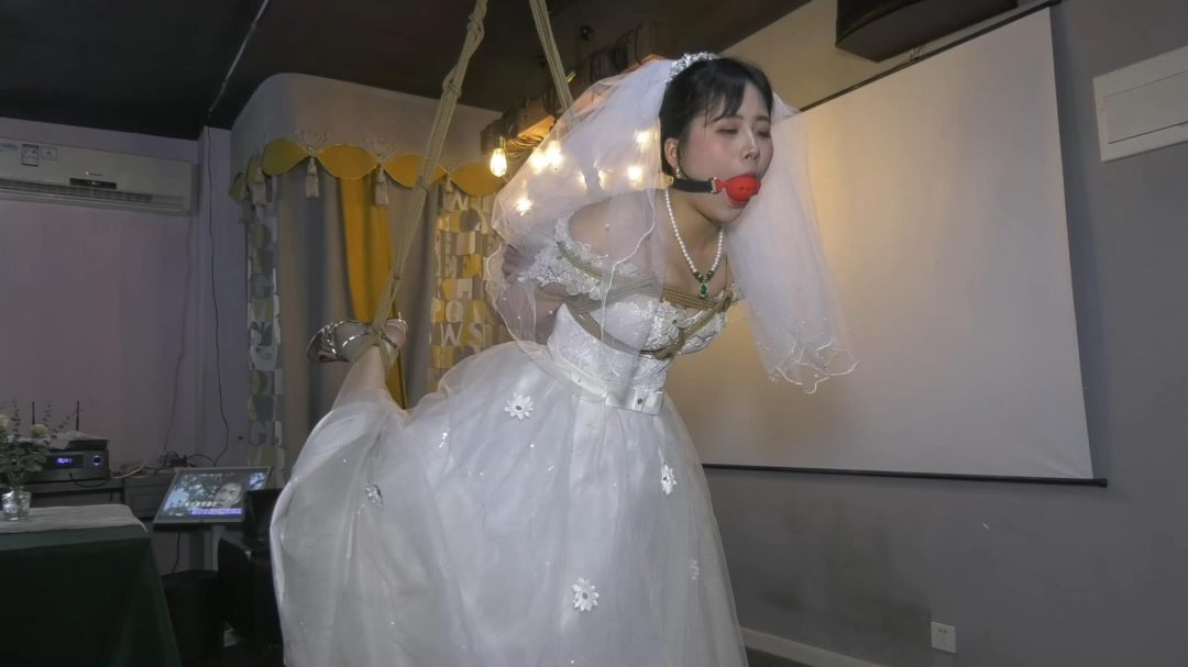 会所里捆绑婚纱女M