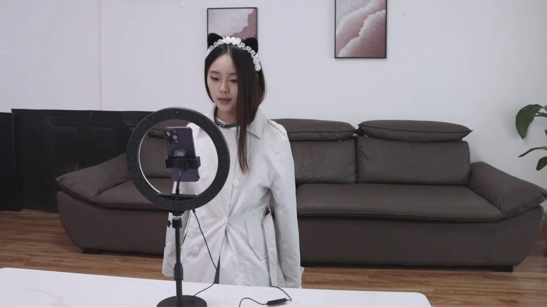 【绝美新人】【得意客定拍】《直播陷阱》清纯系绝美新人模特青辞，叼着自己的原味白袜在做直播！小家伙，你掉进陷阱了！