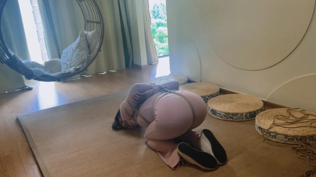 清纯小美女紧缚定拍—学生时代白月光的长相，身材出色，声音也非常好听的小姐姐，美的特别自然