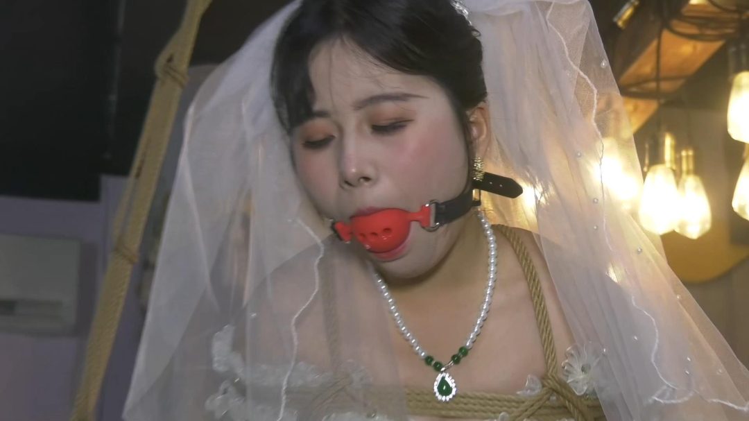 会所里捆绑婚纱女M