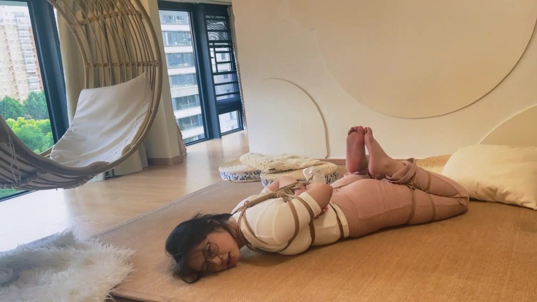 清纯小美女紧缚定拍—学生时代白月光的长相，身材出色，声音也非常好听的小姐姐，美的特别自然