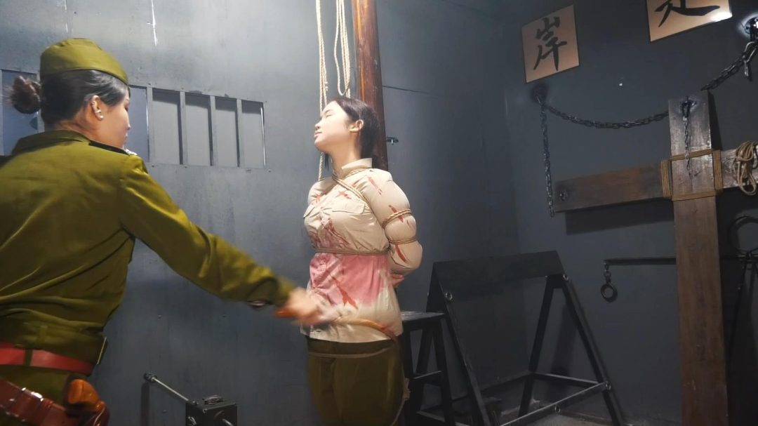 【影视级女烈大片】定拍转公映《卧底忠魂》 卧底苏晴将获取的布防图传递给接头人林溪时不慎被军统抓捕两人经历各种酷刑英勇就义