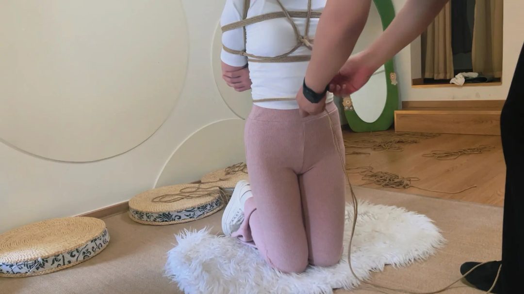 清纯小美女紧缚定拍—学生时代白月光的长相，身材出色，声音也非常好听的小姐姐，美的特别自然