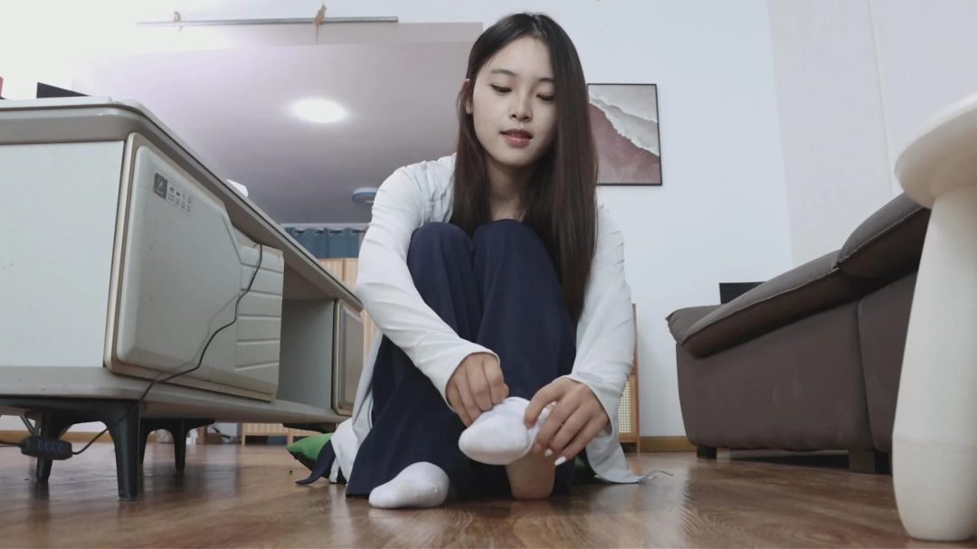 【绝美新人】【得意客定拍】《直播陷阱》清纯系绝美新人模特青辞，叼着自己的原味白袜在做直播！小家伙，你掉进陷阱了！