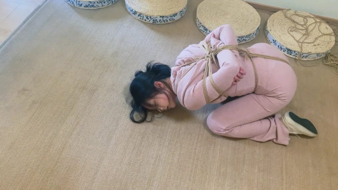 清纯小美女紧缚定拍—学生时代白月光的长相，身材出色，声音也非常好听的小姐姐，美的特别自然