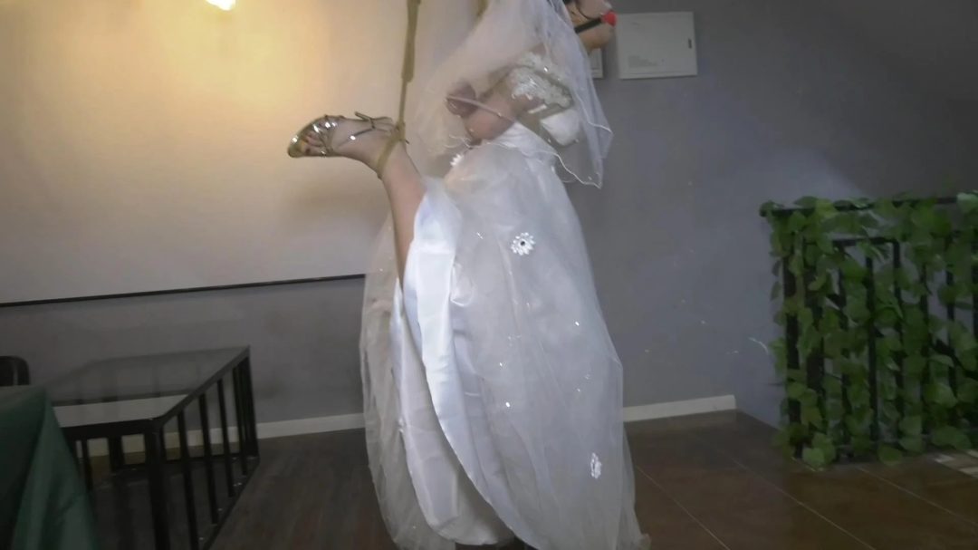会所里捆绑婚纱女M