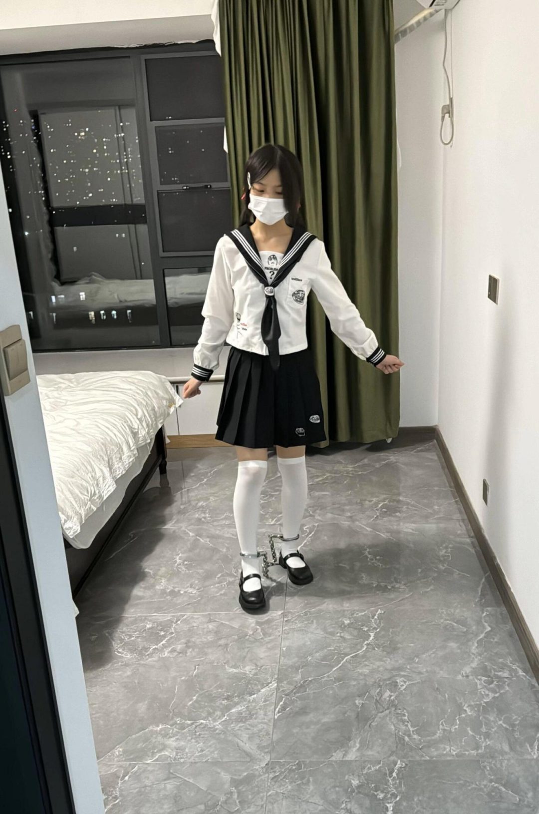 JK水手服女孩挑战手铐锁脚两天！带脚铐坐地铁