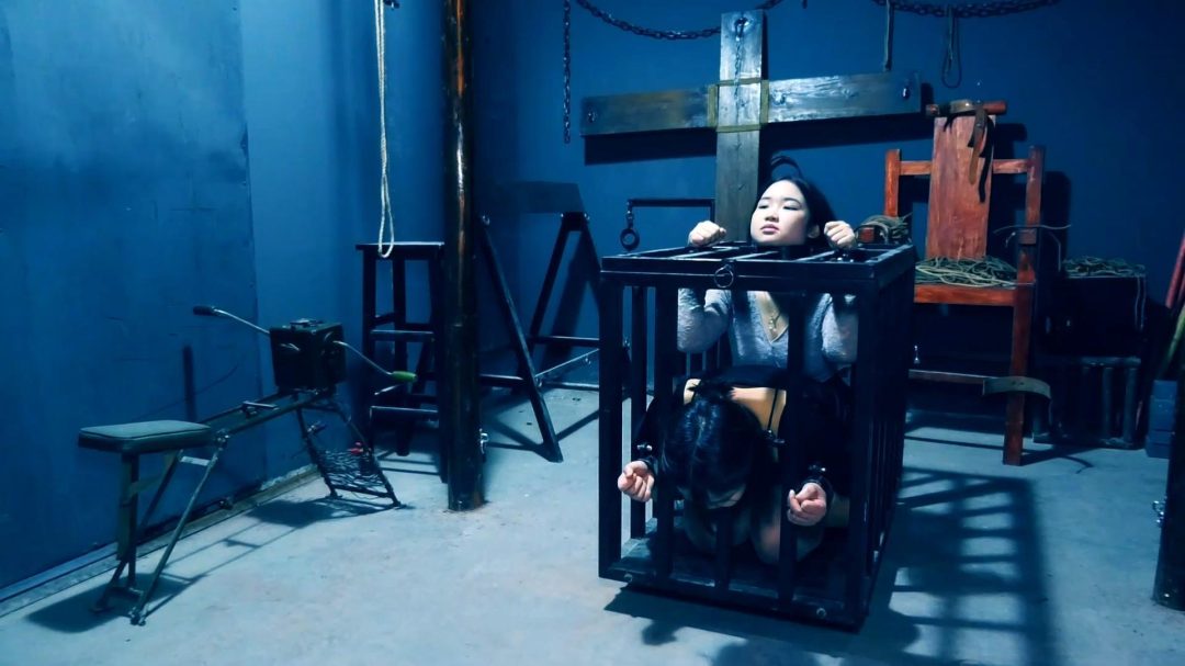 定拍转公映《塑料姐妹》第3集 闺蜜被吊缚起来以后用皮鞭狠狠抽打闺蜜 定拍转公映《塑料姐妹》第3集 闺蜜被吊缚起来以后用皮鞭狠狠抽打闺蜜