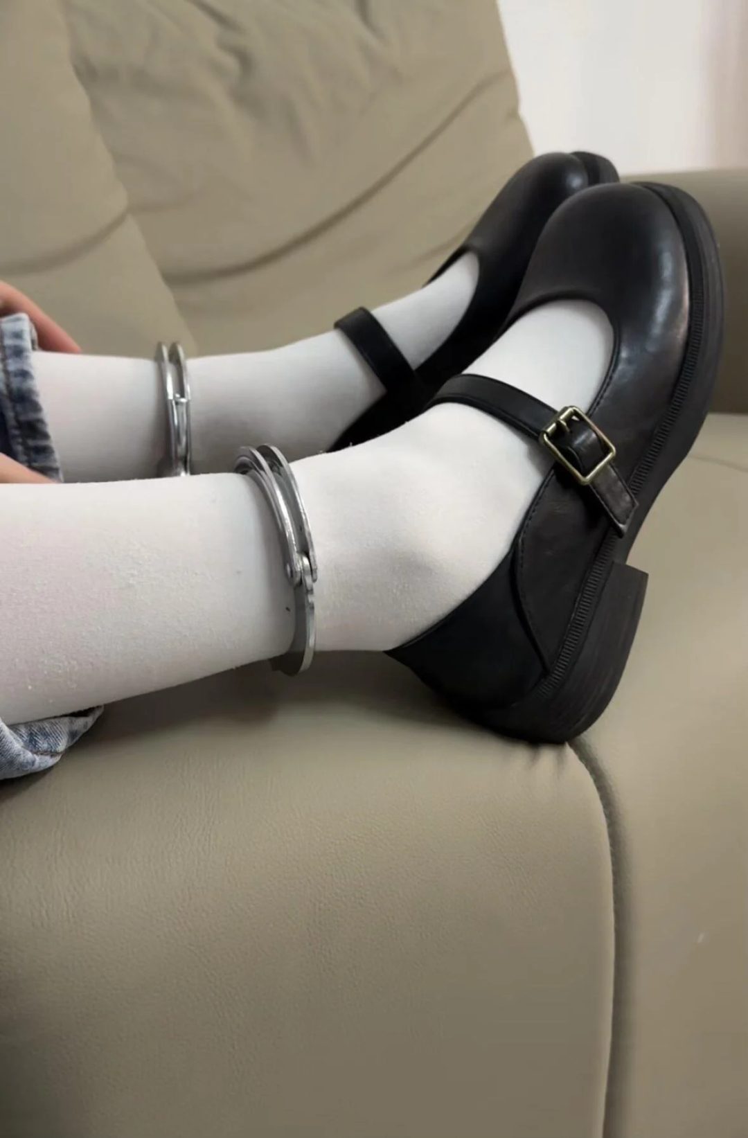 JK水手服女孩挑战手铐锁脚两天！带脚铐坐地铁