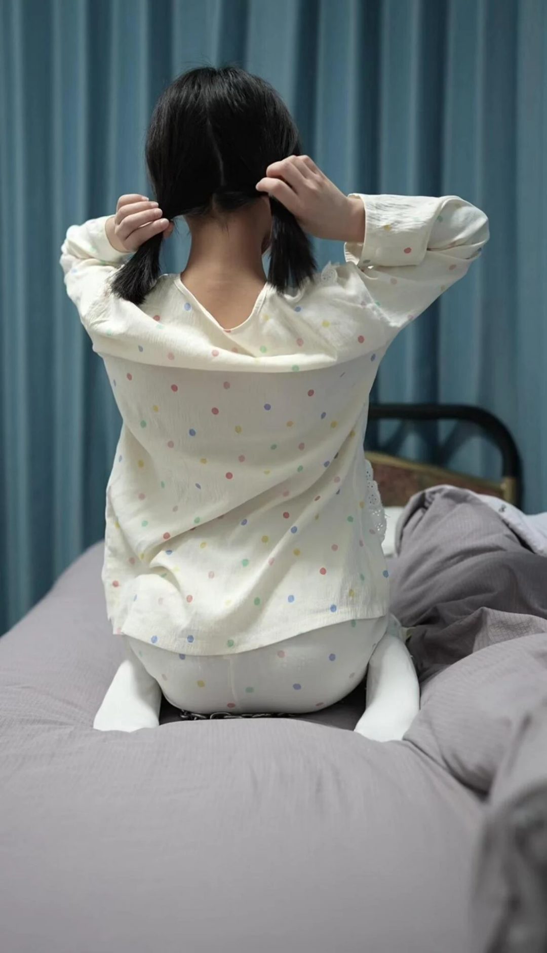 JK水手服女孩挑战手铐锁脚两天！带脚铐坐地铁