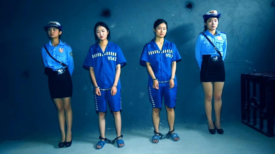 定拍转公映《毒蝎林潇琦末日》第四集 林潇琦在看押期间偷偷用发卡打开镣铐和同伙打晕看守逃出看守所最后在野外再次被捕