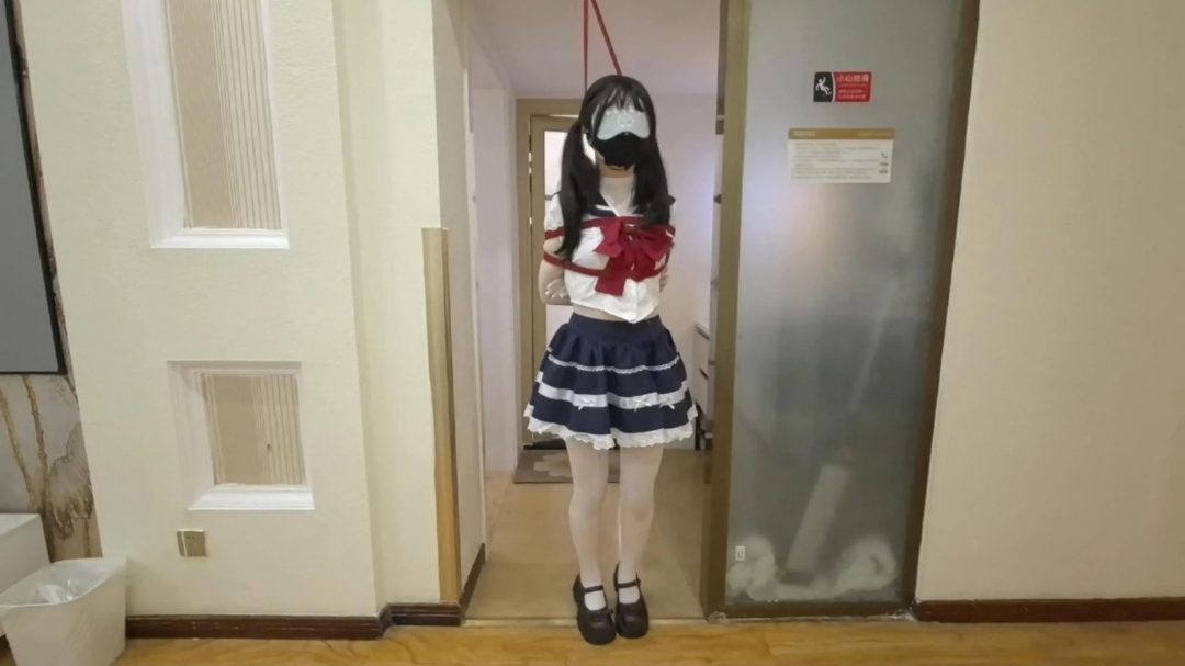 『罐罐』连体白丝+厚白JK 棉袜堵嘴胶带封嘴罐罐体验走绳 站着走和跪着走两种方式，绳结勒得罐罐疼得哭还是坚持完成四个来回