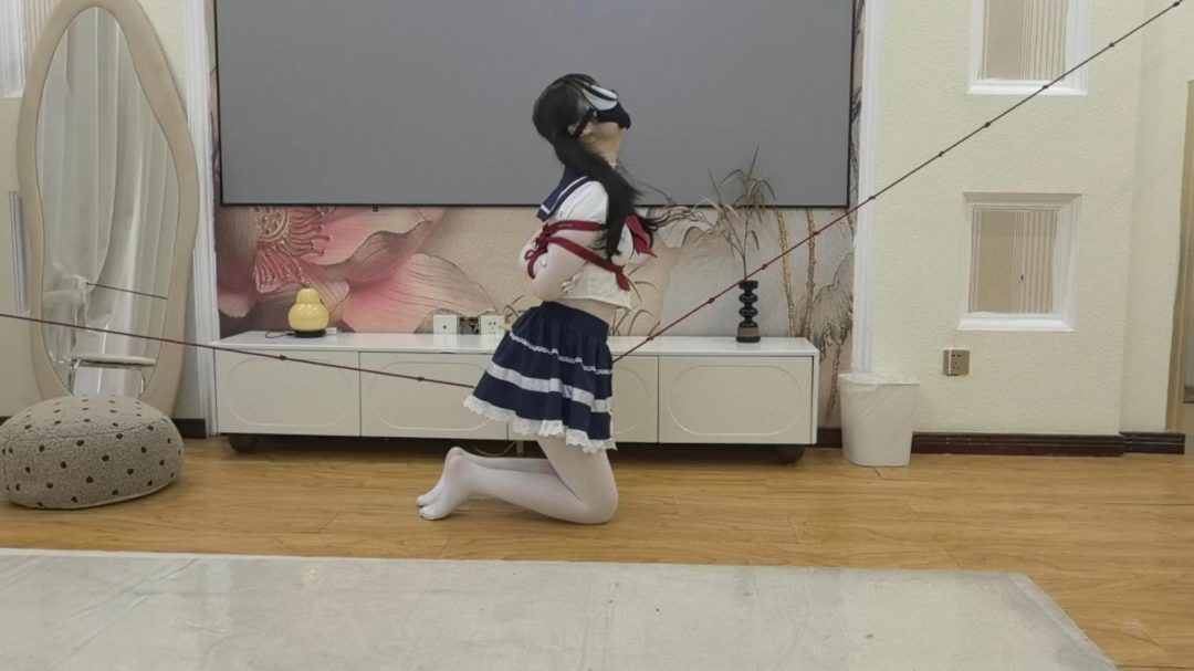 『罐罐』连体白丝+厚白JK 棉袜堵嘴胶带封嘴罐罐体验走绳 站着走和跪着走两种方式，绳结勒得罐罐疼得哭还是坚持完成四个来回