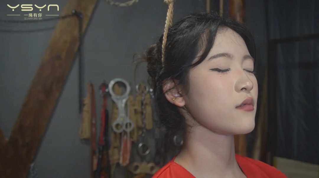 【绞落双花】高颜值红马甲女囚林月舒、李慕瑶手脚制式手铐拷在栏杆上不招供睡梦中被执行绞刑中惊醒