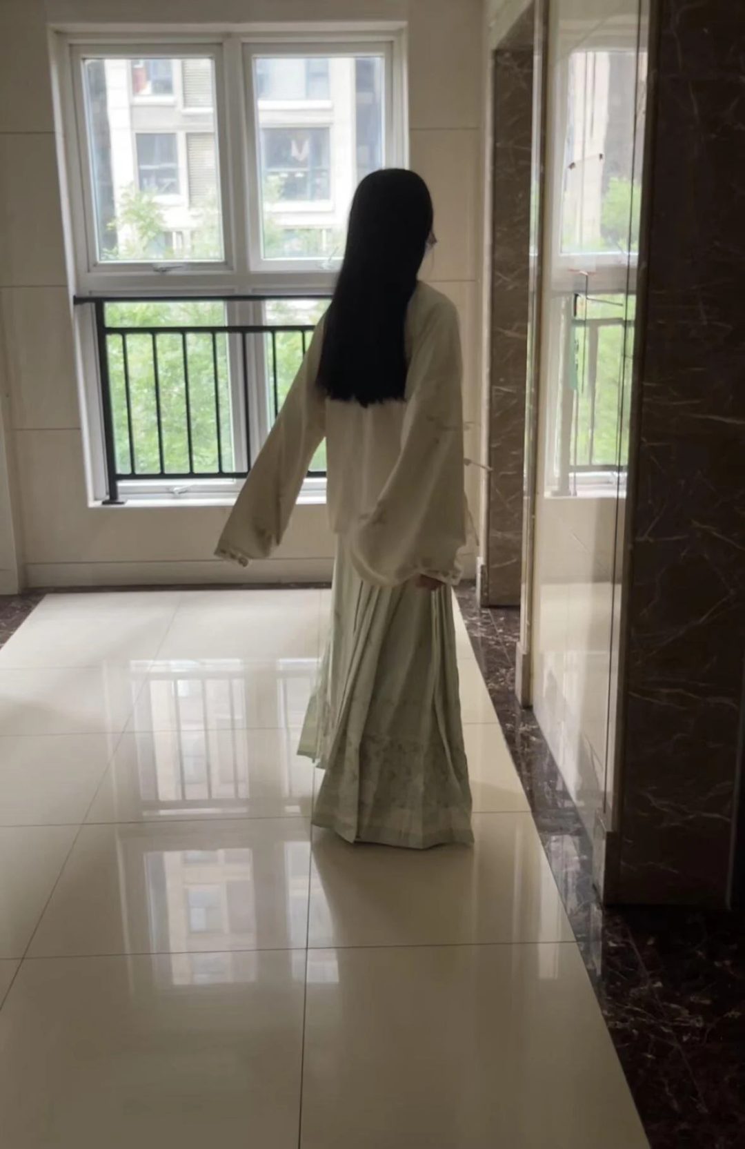 在大街上钉死11斤脚镣的女生（上）