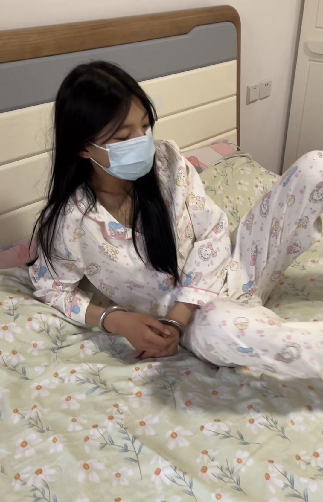 在大街上钉死11斤脚镣的女生（下）完结