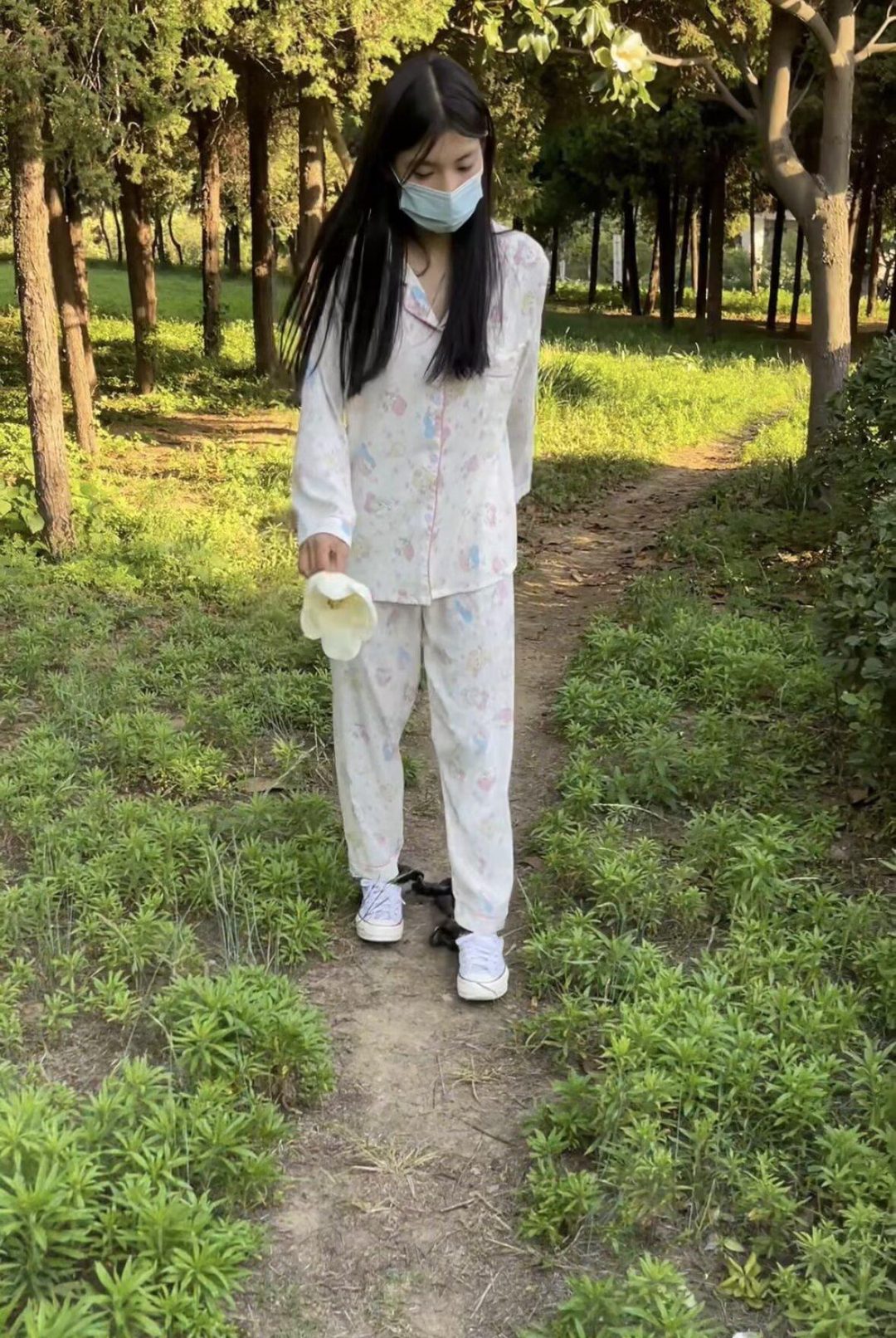 在大街上钉死11斤脚镣的女生（中）