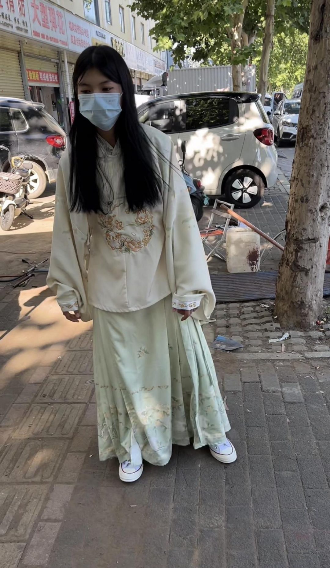 在大街上钉死11斤脚镣的女生（上）