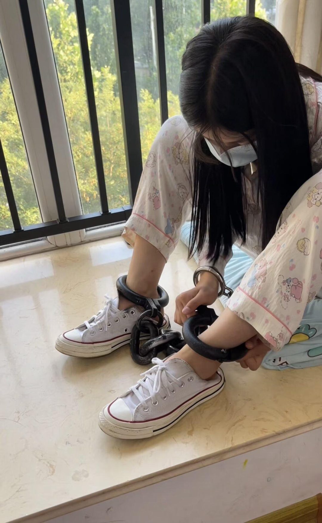 在大街上钉死11斤脚镣的女生（中）