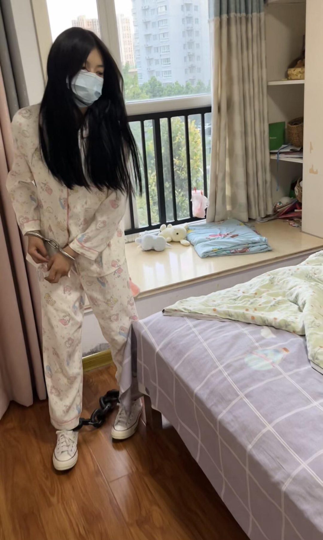 在大街上钉死11斤脚镣的女生（下）完结