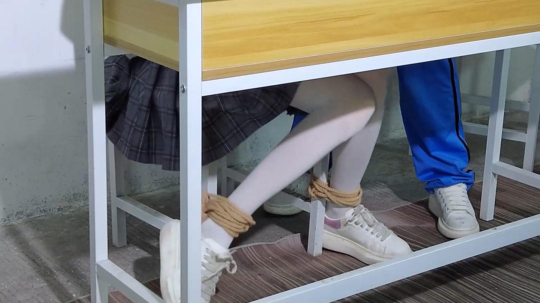【樱束原创】《校园霸凌》坏女生因为一点小摩擦就到女同学班里霸凌她将她捆绑在椅子上羞辱!女孩实在憋不住尿失禁了奔溃大哭被哥哥解救！