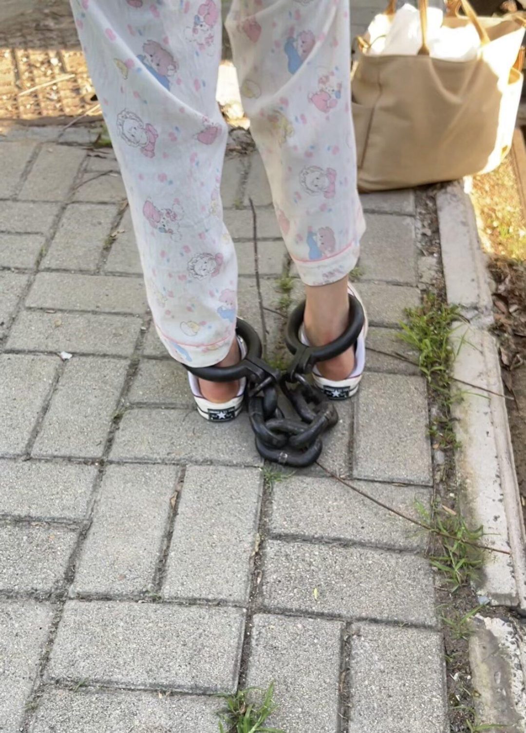 在大街上钉死11斤脚镣的女生（上）