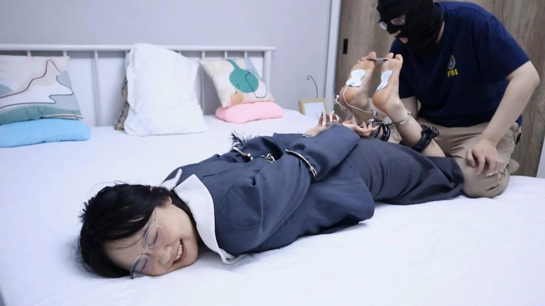 趾间艺束工作室 秘书亚楠贪污 找老同学自首反被羞辱  挠脚挠全身TK 手铐脚铐脚趾