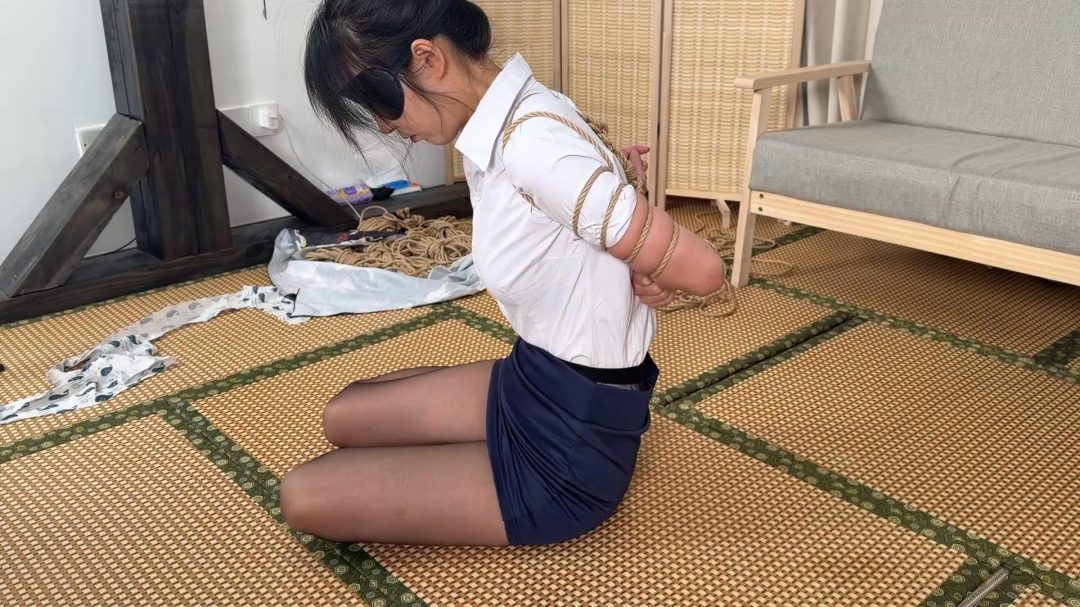 【嗷嗷】五花大绑！扭动挣扎