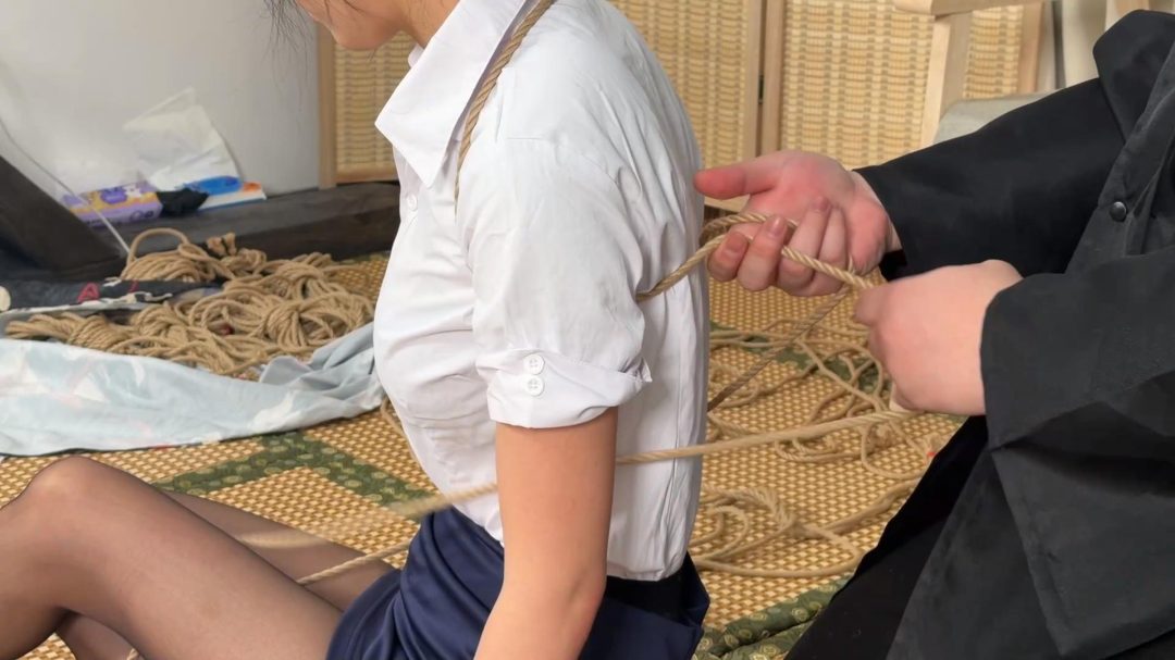 【嗷嗷】五花大绑！扭动挣扎