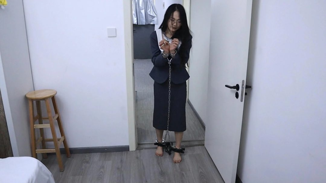 趾间艺束工作室 秘书亚楠贪污 找老同学自首反被羞辱  挠脚挠全身TK 手铐脚铐脚趾