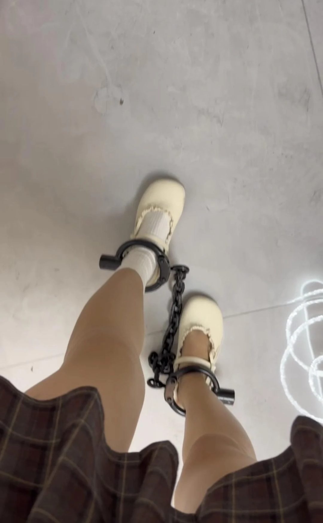 在家体验手铐脚镣的女大学生，初次戴镣铐