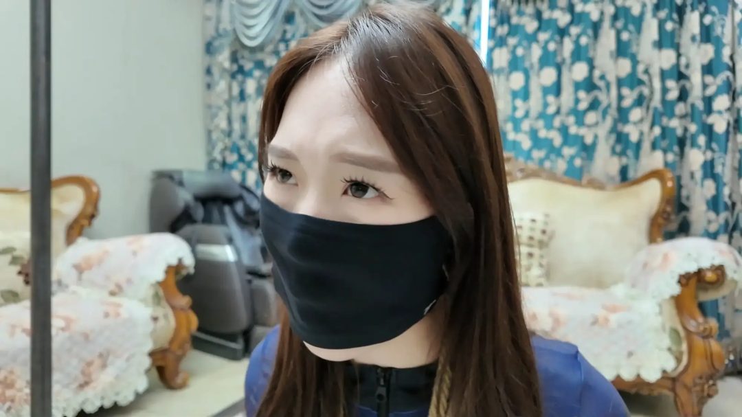 《福美礼品店·危险来袭！台词多了点的杀手小姐》【蒙面美女】【多重封嘴】【紧身油丝】【跪缚放置】