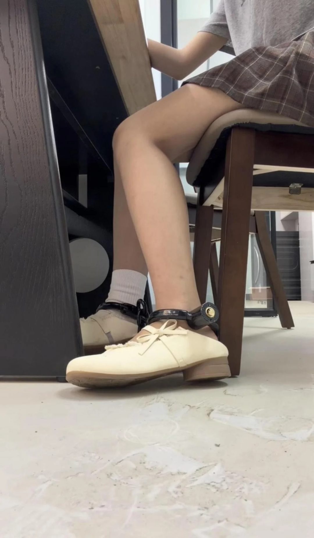 在家体验手铐脚镣的女大学生，初次戴镣铐