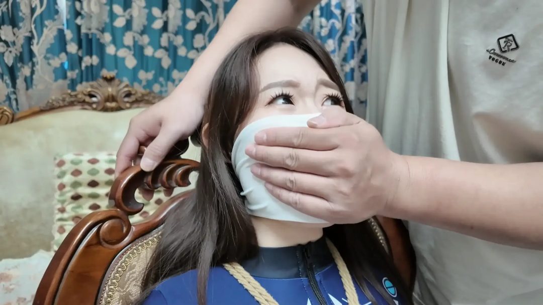 《福美礼品店·危险来袭！台词多了点的杀手小姐》【蒙面美女】【多重封嘴】【紧身油丝】【跪缚放置】