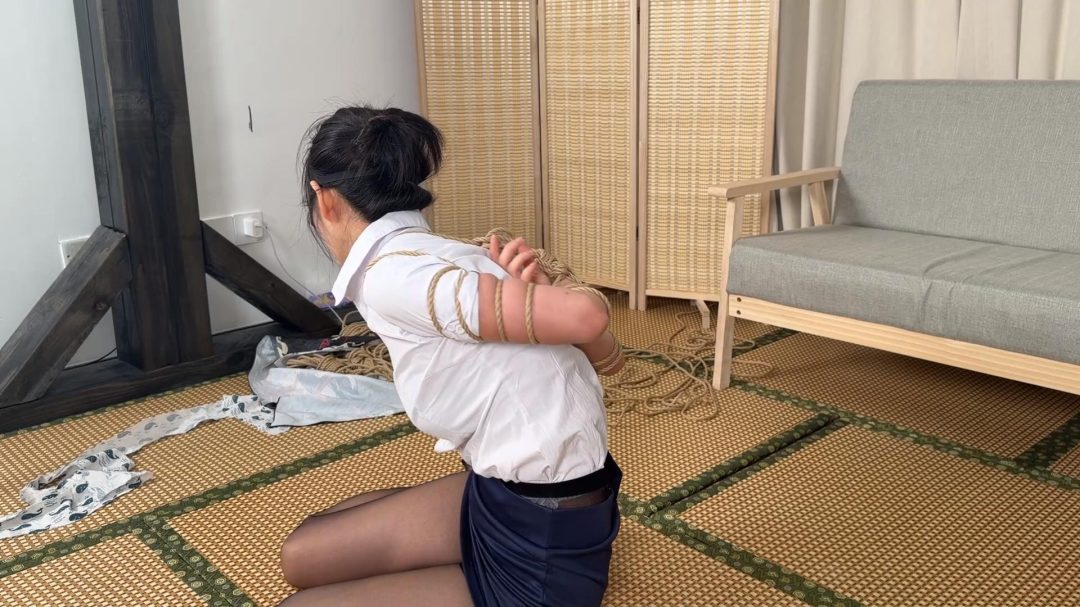 【嗷嗷】五花大绑！扭动挣扎