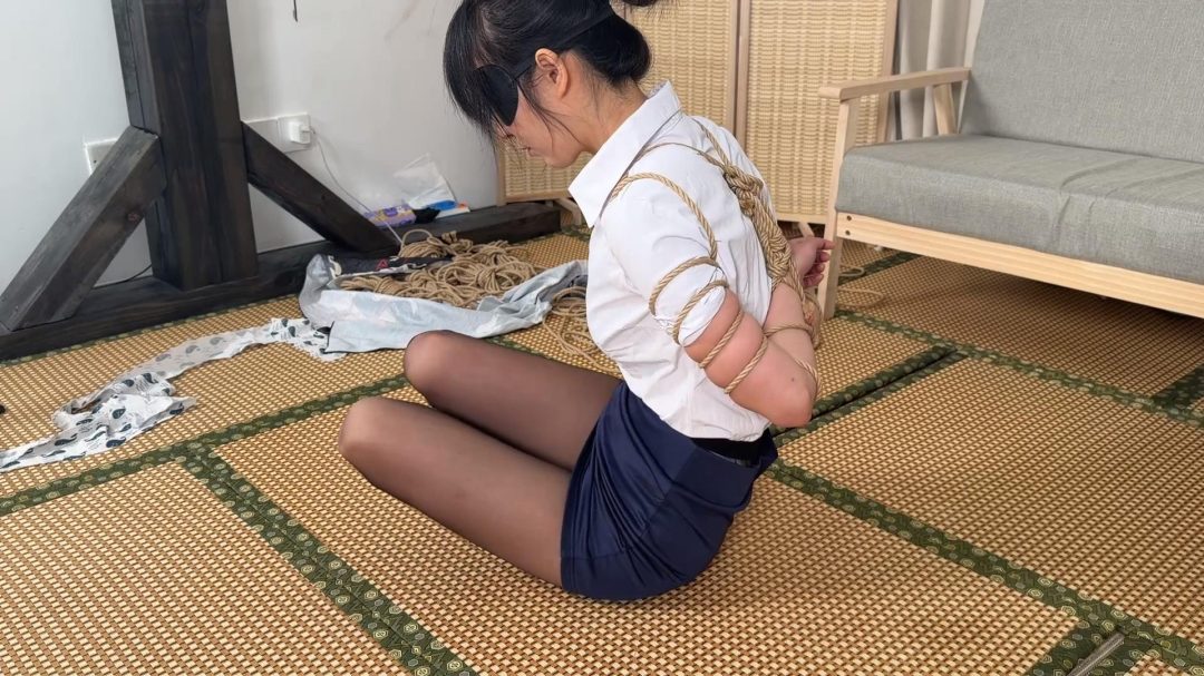 【嗷嗷】五花大绑！扭动挣扎